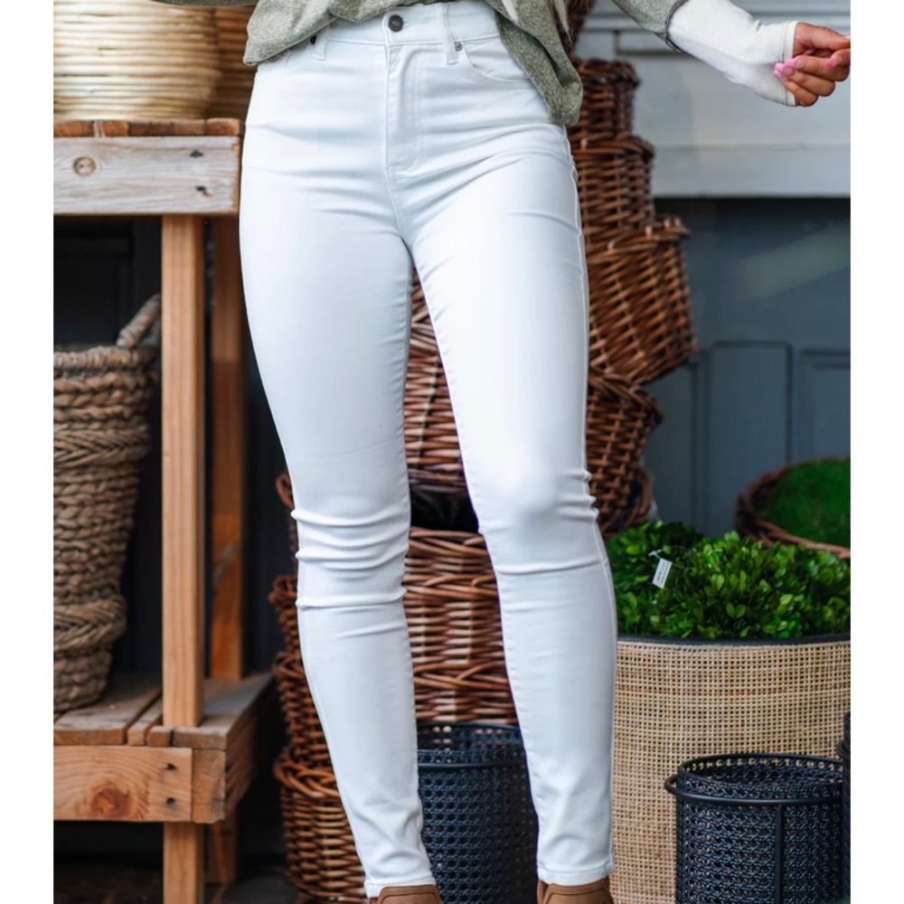 Nwt non distressed white Kancan size 13/30